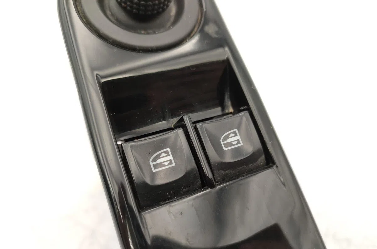 Commande lève-glace porte avant gauche RENAULT CLIO 4 PHASE 1 occasion — photo 3