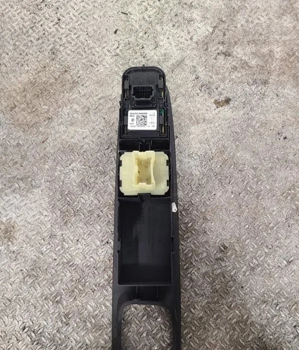 Commande lève-glace porte avant gauche RENAULT CLIO 4 PHASE 2 occasion — photo 2