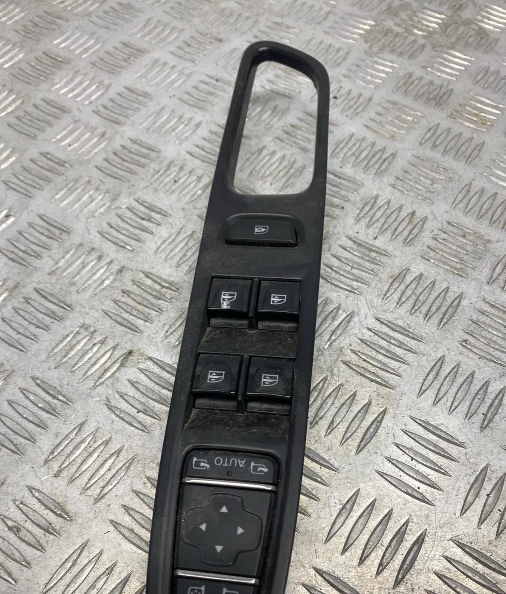 Commande lève-glace porte avant gauche RENAULT CLIO 4 PHASE 2 occasion — photo 3