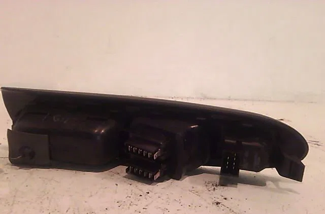 Commande lève-glace porte avant gauche RENAULT CLIO II 2000 occasion — photo 2