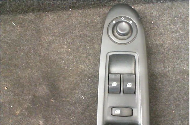 Commande lève-glace porte avant gauche Renault CLIO II (BB_, CB_) 1.5 dci (b-cb08) (2001-2005) 5 portes occasion