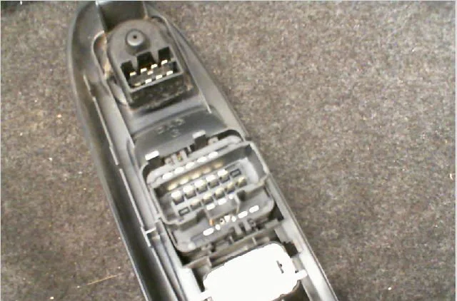 Commande lève-glace porte avant gauche Renault CLIO II (BB_, CB_) 1.5 dci (b-cb08) (2001-2005) 5 portes occasion