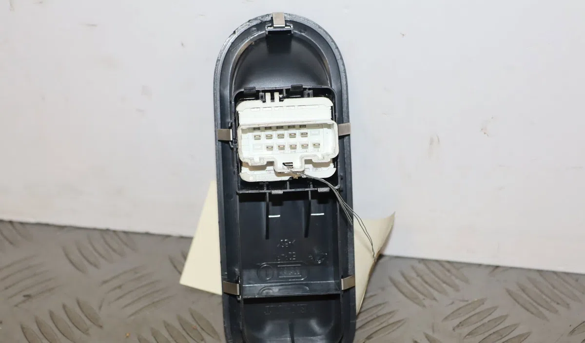 Commande lève-glace porte avant gauche Renault CLIO III (BR0-1, CR0-1) 1.2 16v (br02, br0j, br11, cr02, cr0j, cr11) (2005-2014) 5 portes occasion — photo 3