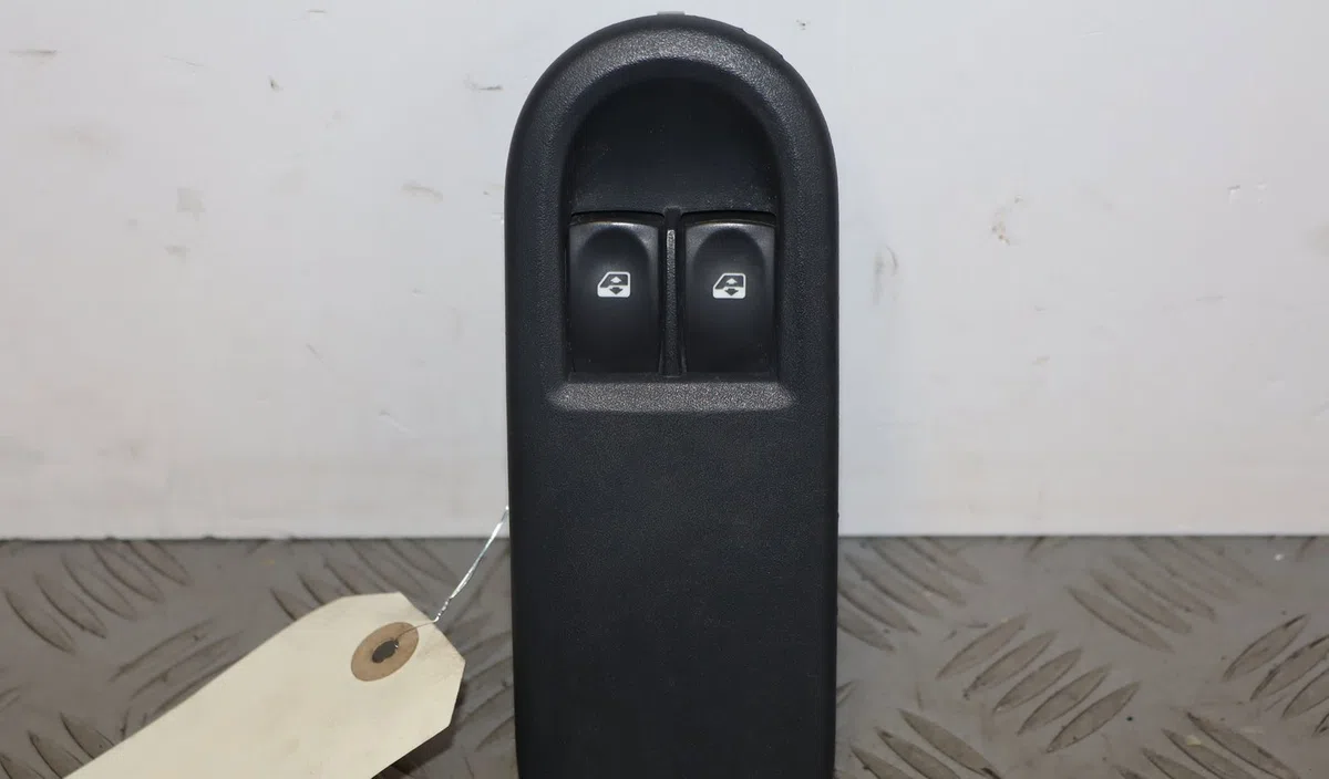 Commande lève-glace porte avant gauche Renault CLIO III (BR0-1, CR0-1) 1.2 16v (br02, br0j, br11, cr02, cr0j, cr11) (2005-2014) 5 portes occasion — photo 4