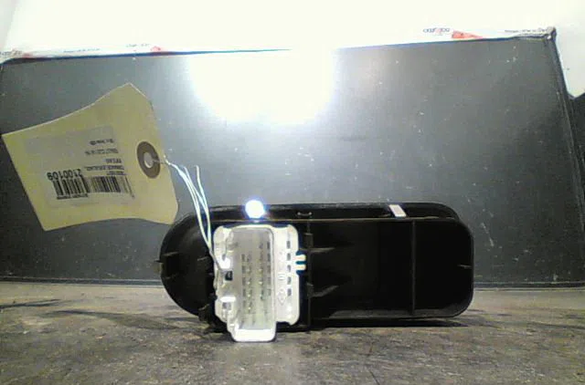 Commande lève-glace porte avant gauche Renault CLIO III (BR0-1, CR0-1) 1.4 16v (2005-2012) occasion — photo 2