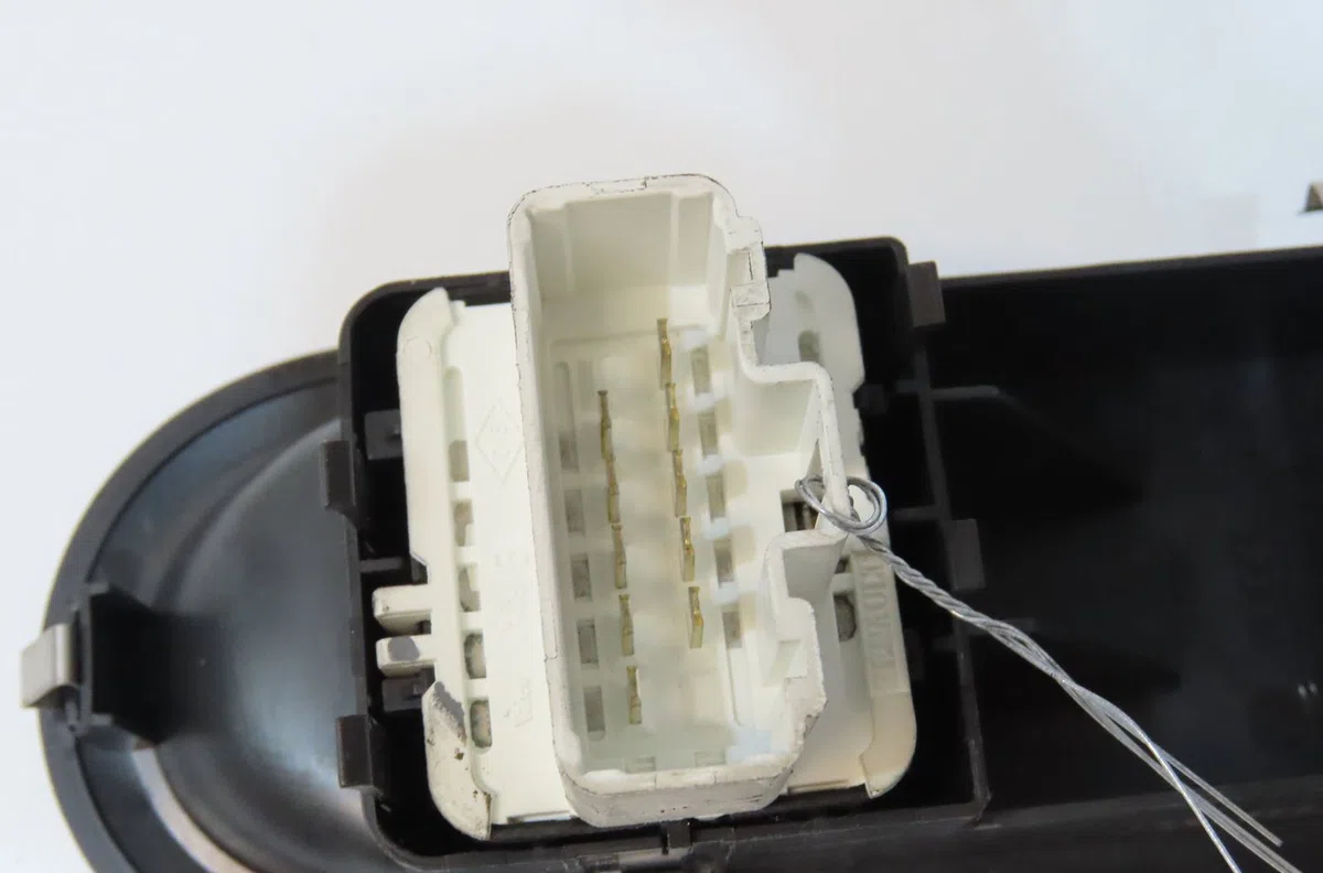 Commande lève-glace porte avant gauche Renault CLIO III (BR0-1, CR0-1) 1.4 16v (2005-2012) occasion