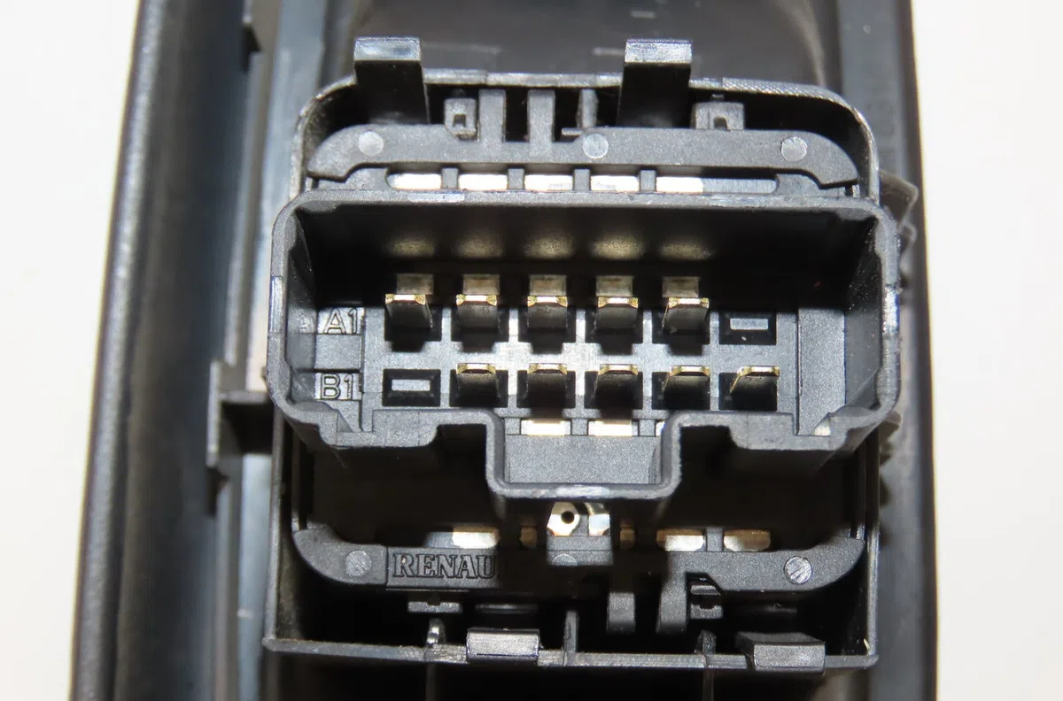 Commande lève-glace porte avant gauche Renault CLIO III (BR0-1, CR0-1) 1.5 dci (c-br0g, c-br1g) (2005-2012) 5 portes occasion — photo 3