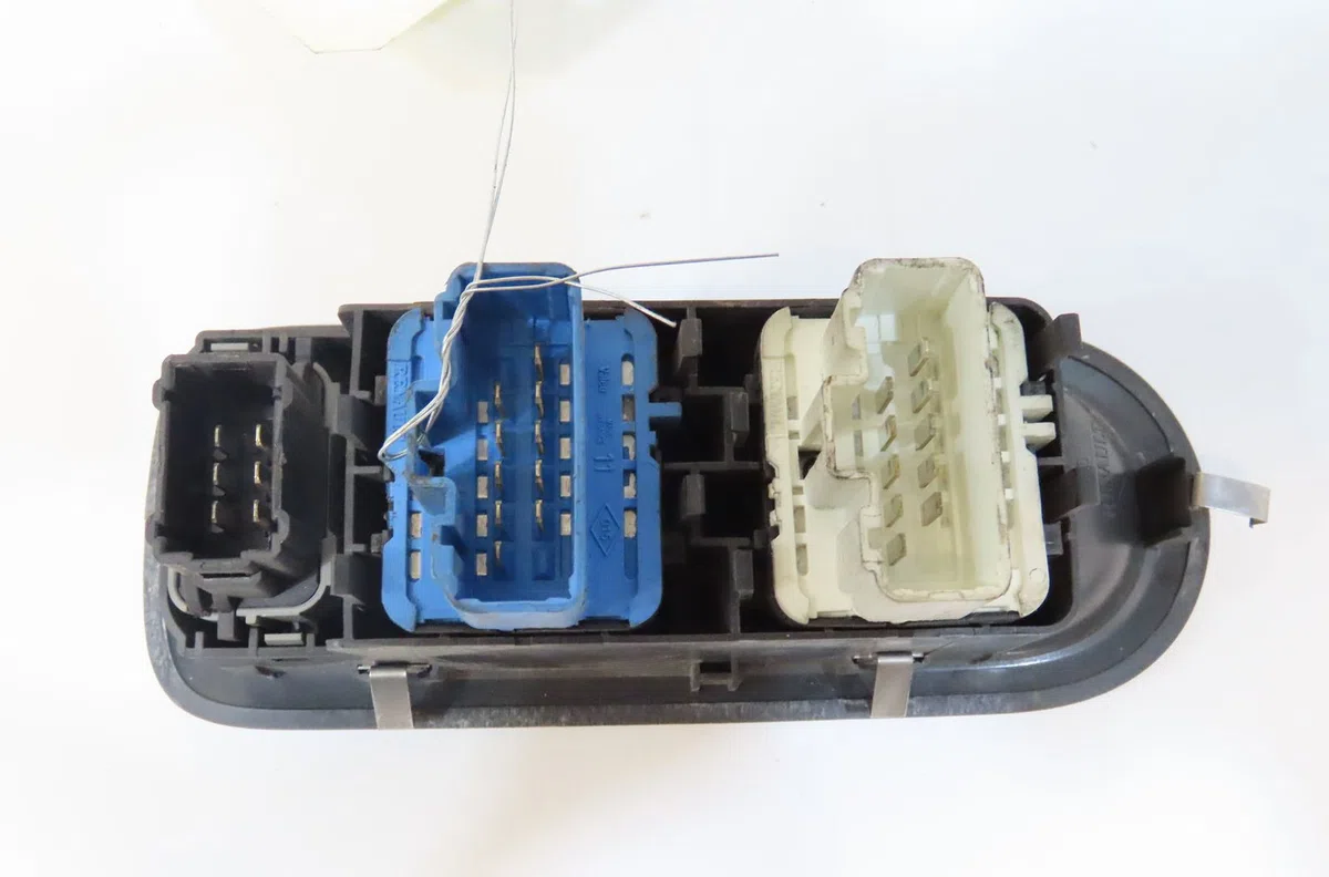 Commande lève-glace porte avant gauche Renault CLIO III (BR0-1, CR0-1) 1.6 16v (br05, br0b, br0y, br15, br1j, br1m, br1y