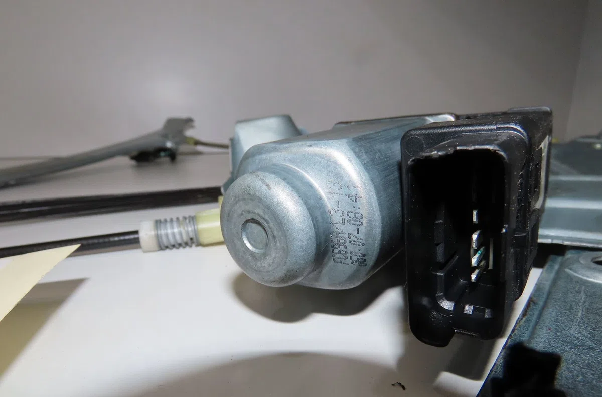 Commande lève-glace porte avant gauche Renault CLIO III (BR0-1, CR0-1) 1.6 16v (br05, br0b, br0y, br15, br1j, br1m, br1y