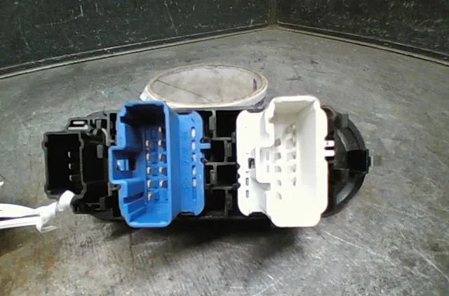 Commande lève-glace porte avant gauche Renault CLIO III Grandtour (KR0-1_) 1.5 dci (2010-2012) 5 portes occasion — photo 2