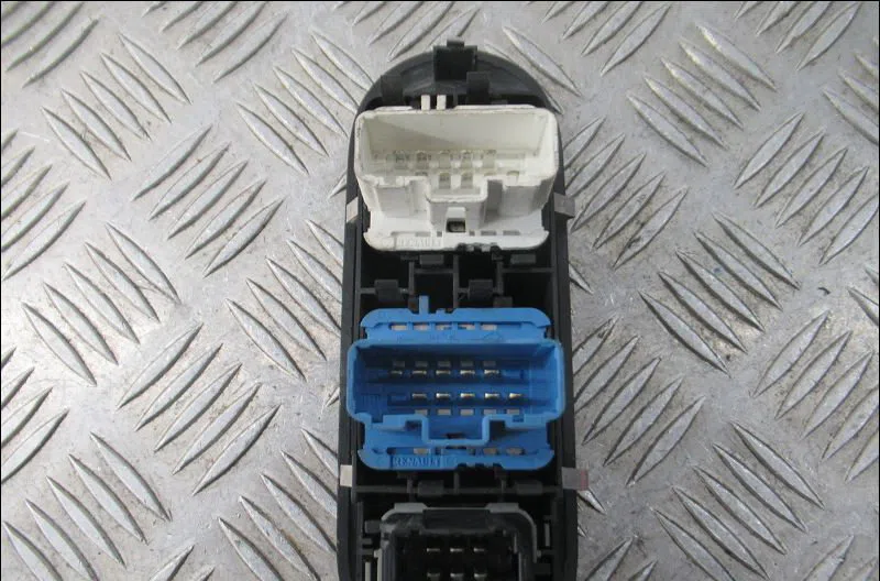 Commande lève-glace porte avant gauche Renault CLIO III Grandtour (KR0-1_) 1.5 dci (2010-2012) 5 portes occasion — photo 2
