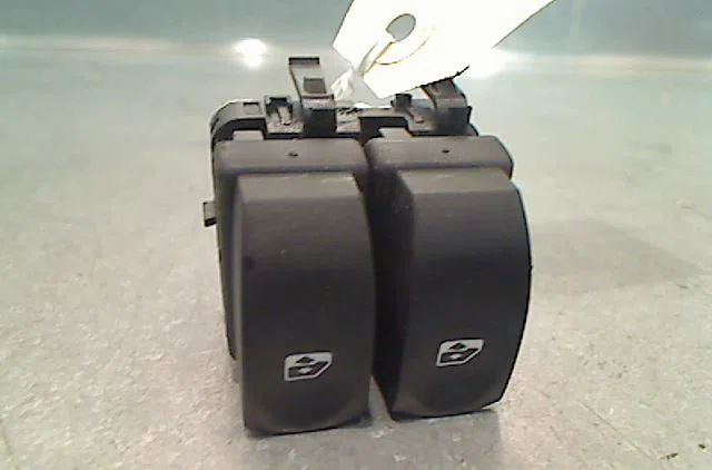 Commande lève-glace porte avant gauche RENAULT CLIO III Phase 1 09-2005--03-2009 occasion — photo 2