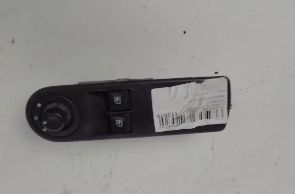 Commande lève-glace porte avant gauche RENAULT CLIO IV 2015 occasion — photo 3