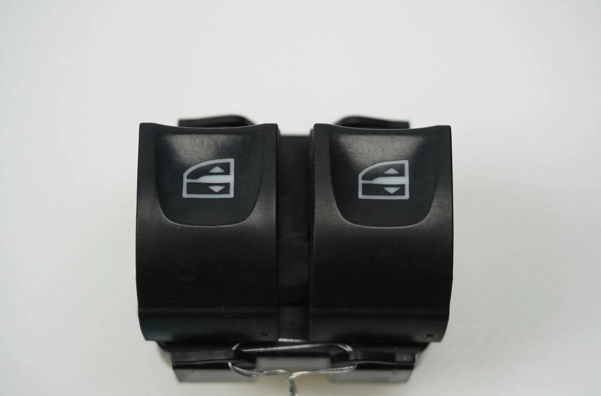 Commande lève-glace porte avant gauche Renault CLIO IV (BH_) 0.9 tce 90 (2012) 5 portes occasion
