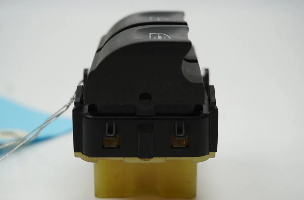 Commande lève-glace porte avant gauche Renault CLIO IV (BH_) 0.9 tce 90 (2012) 5 portes occasion — photo 2
