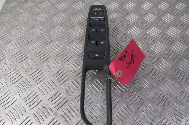 Commande lève-glace porte avant gauche Renault CLIO IV (BH_) 1.5 dci 90 (2012) 5 portes occasion