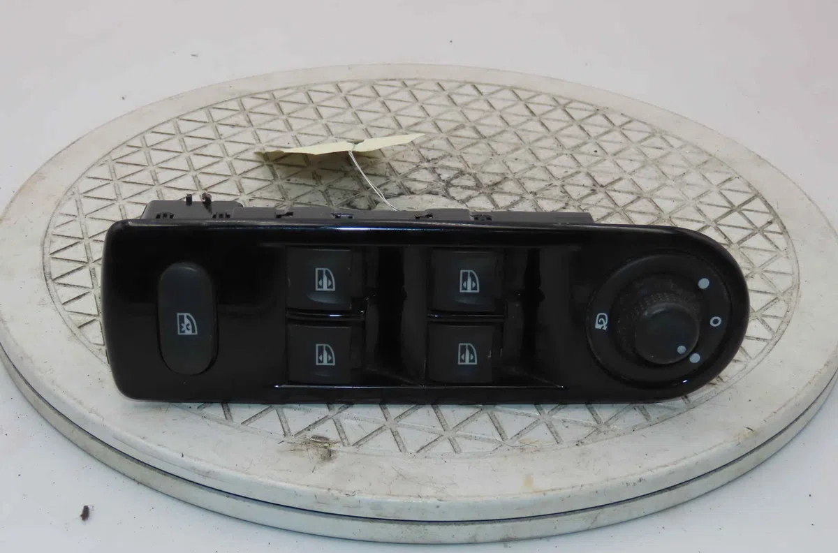 Commande lève-glace porte avant gauche RENAULT CLIO IV occasion — photo 2