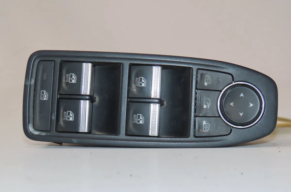 Commande lève-glace porte avant gauche Renault CLIO V (B7_) 1.3 tce 130 (b7mf) (2019) occasion — photo 2
