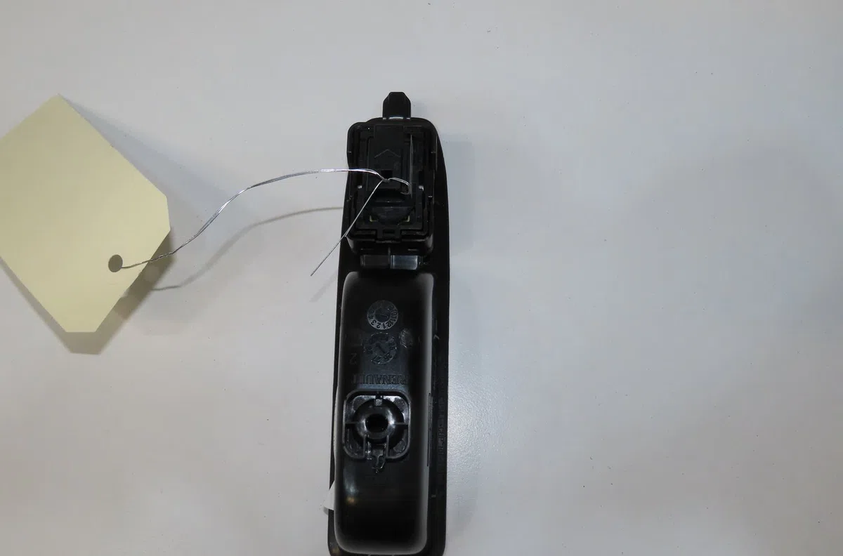Commande lève-glace porte avant gauche Renault CLIO V (B7_) Tce 90 (b7mt) (2020) occasion — photo 2