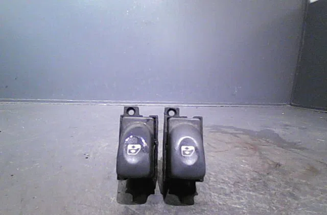 Commande lève-glace porte avant gauche Renault ESPACE III (JE0_) 2.0 (je0a) (1996-2000) occasion — photo 3