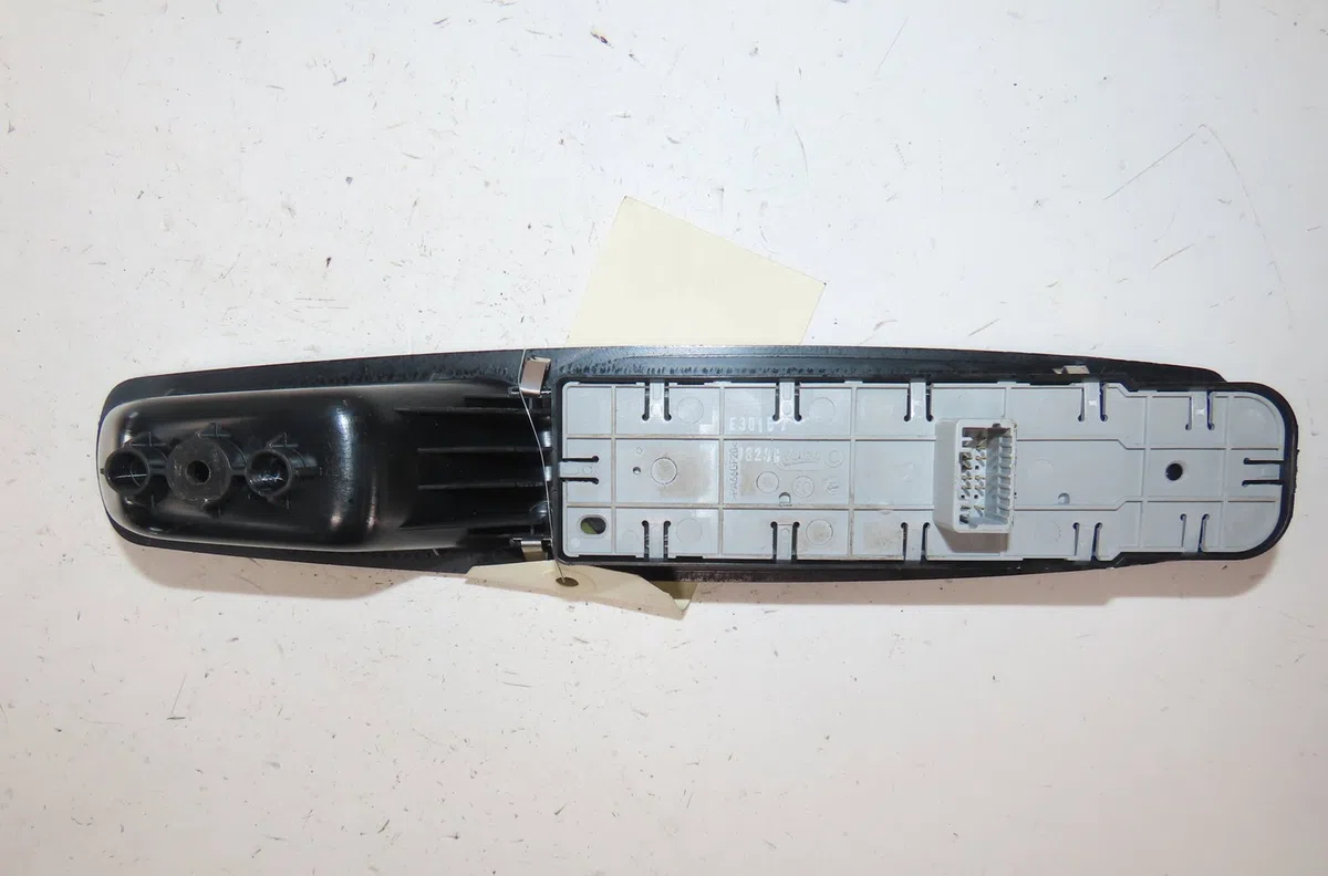 Commande lève-glace porte avant gauche Renault GRAND SCÉNIC III (JZ0-1_) 1.6 dci (jz00, jz12) (2011) 5 portes occasion — photo 3