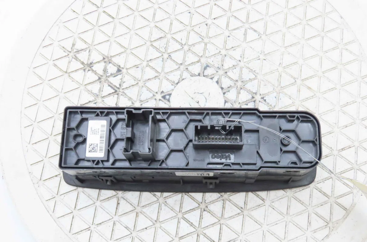 Commande lève-glace porte avant gauche RENAULT KADJAR occasion — photo 2