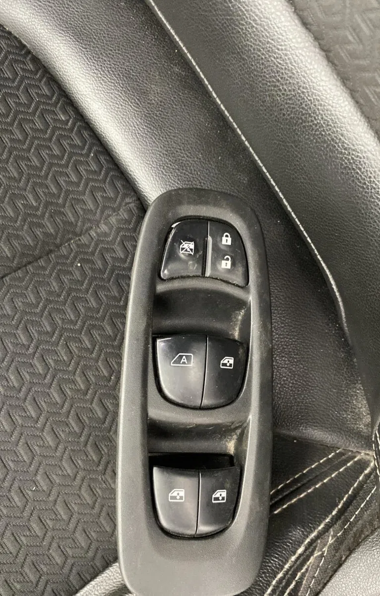 Commande lève-glace porte avant gauche RENAULT KADJAR PHASE 1 occasion — photo 2