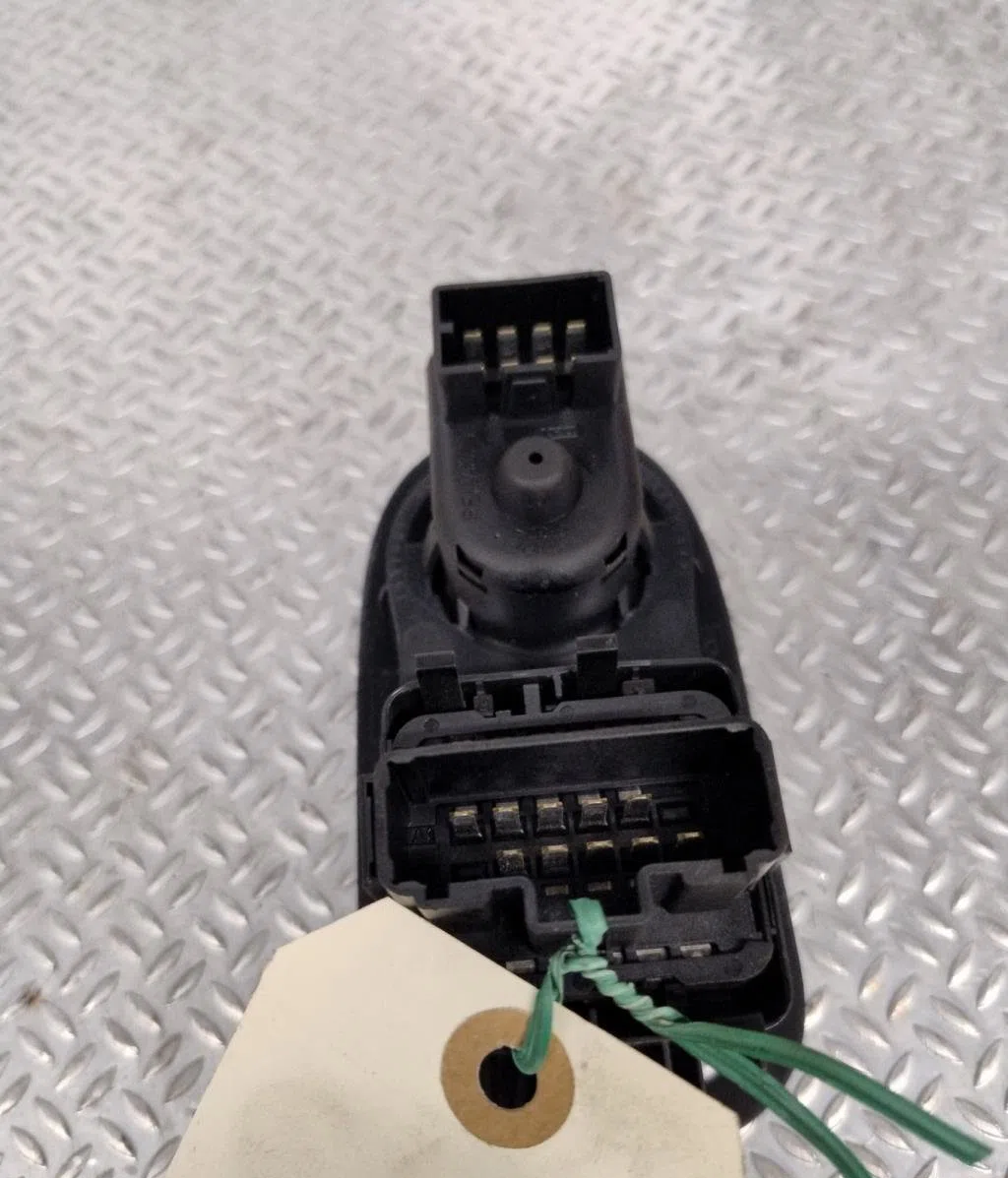 Commande lève-glace porte avant gauche RENAULT KANGOO 2 PHASE 1 occasion — photo 2