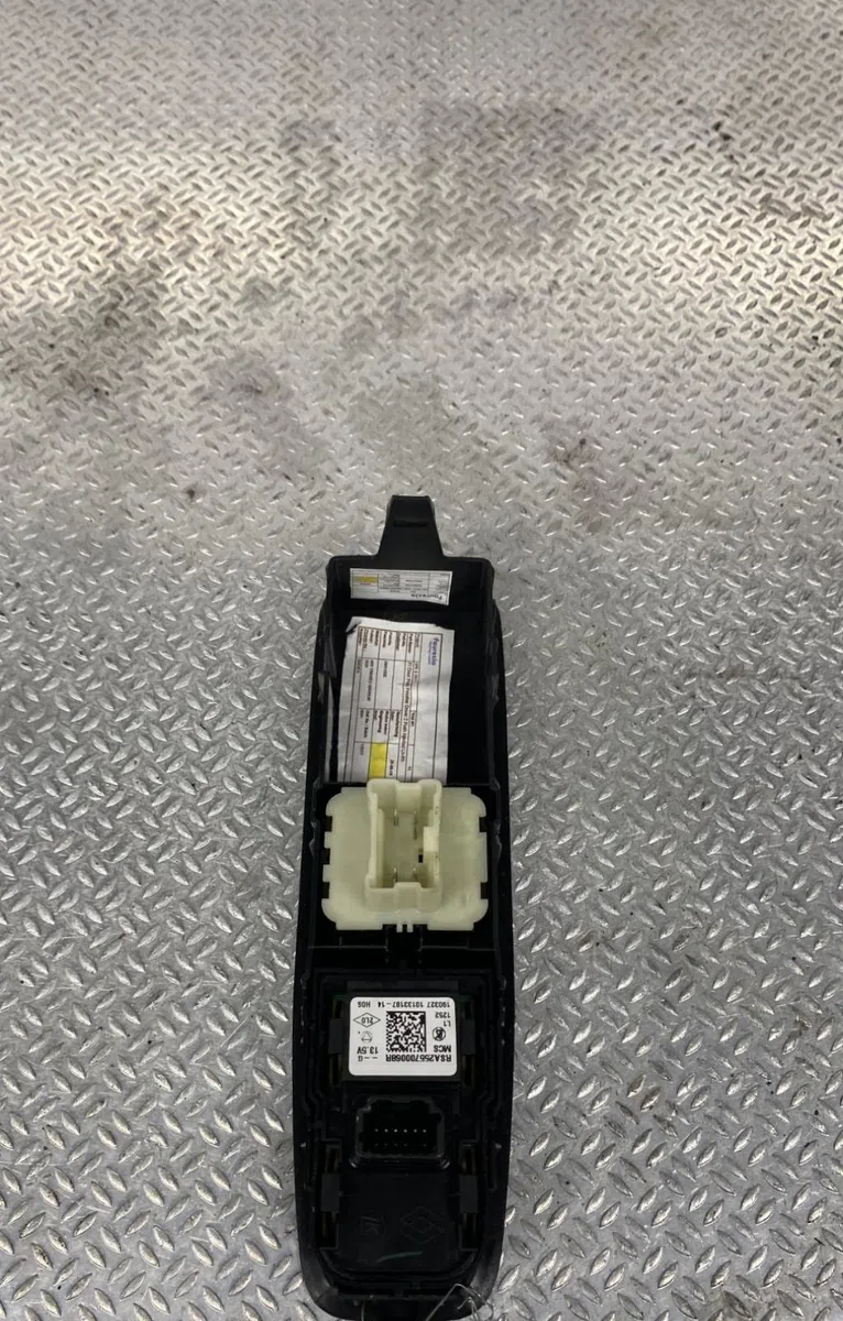 Commande lève-glace porte avant gauche RENAULT KANGOO 3  KANGOO 3 occasion — photo 2