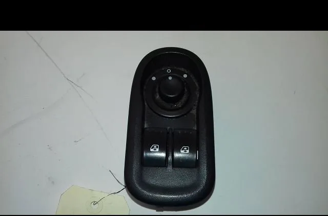 Commande lève-glace porte avant gauche Renault KANGOO - GRAND KANGOO II (KW0-1_) 1.5 dci 85 (kw0k, kw0l, kw0b) (2008) 4 portes occasion