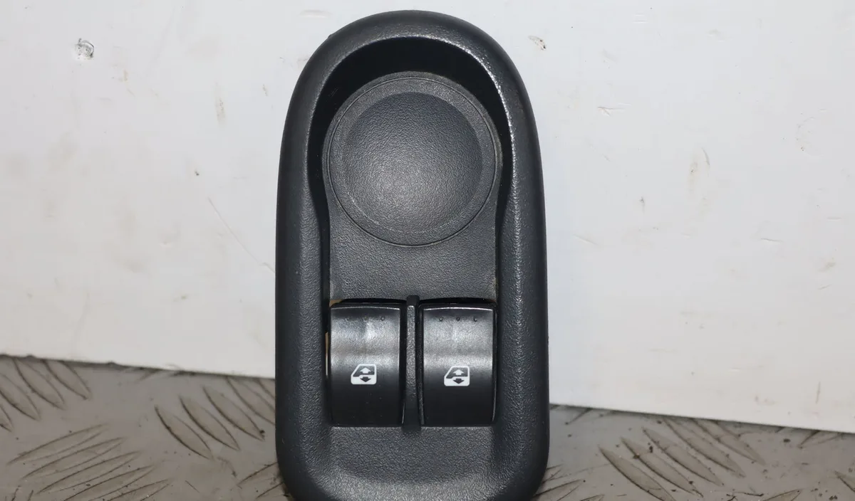 Commande lève-glace porte avant gauche Renault KANGOO - GRAND KANGOO II (KW0-1_) 1.5 dci 90 (kw05, kw08, kw0g, kw11) (2008) occasion