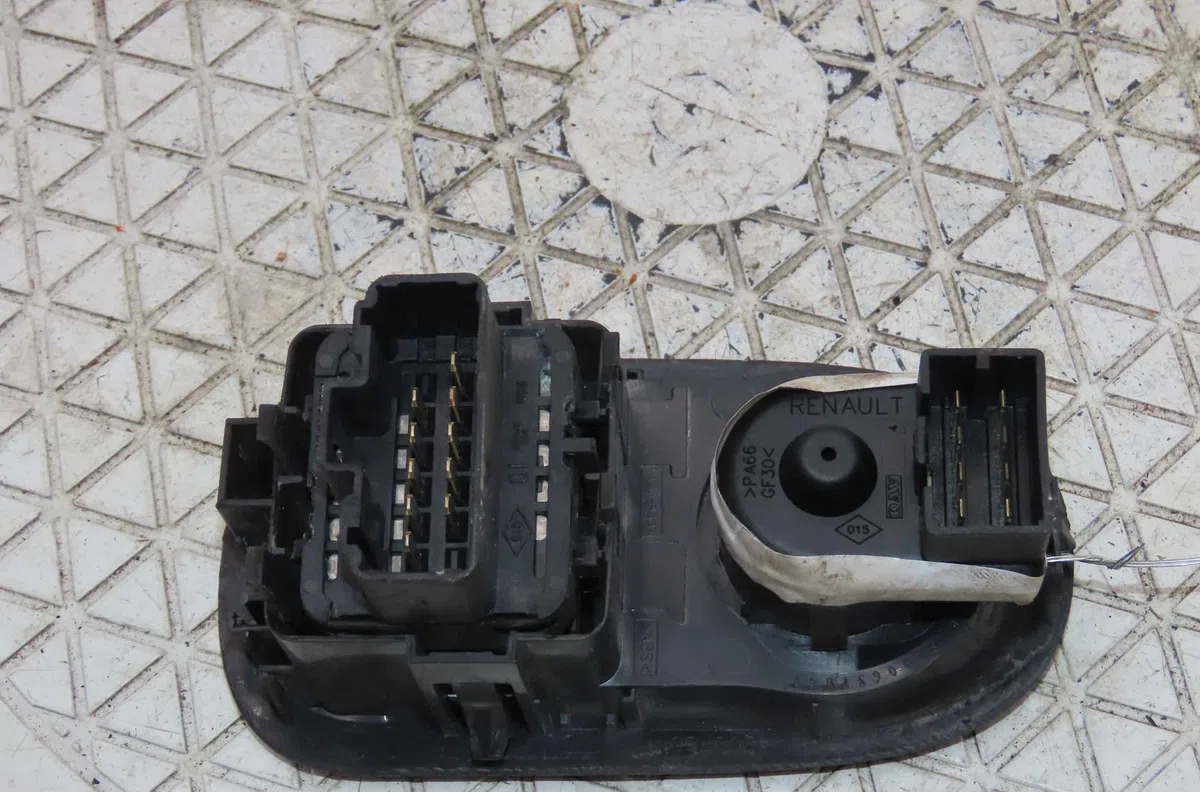 Commande lève-glace porte avant gauche RENAULT KANGOO II occasion — photo 2