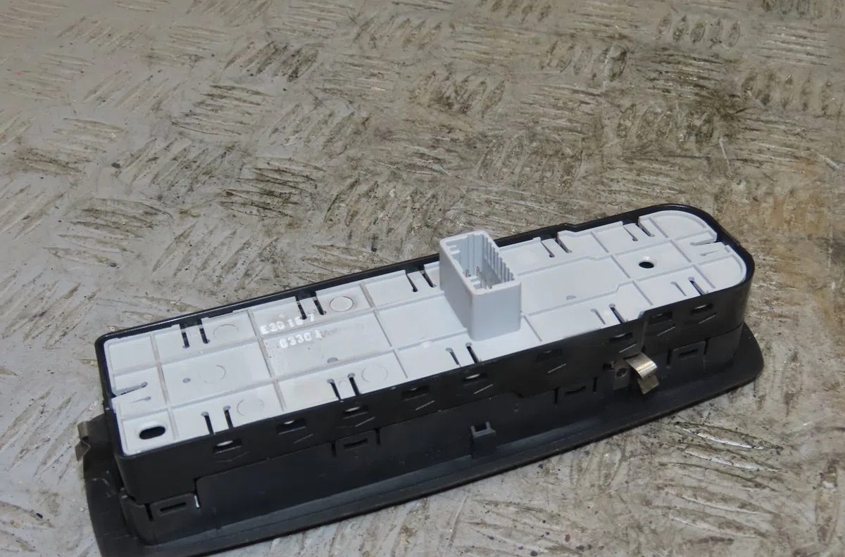 Commande lève-glace porte avant gauche Renault LAGUNA III (BT0-1) 2.0 dci (bt01, bt08, bt09, bt0e, bt0k, bt12, bt1c, bt1d,... (2007-2015) 5 portes occasion — photo 2
