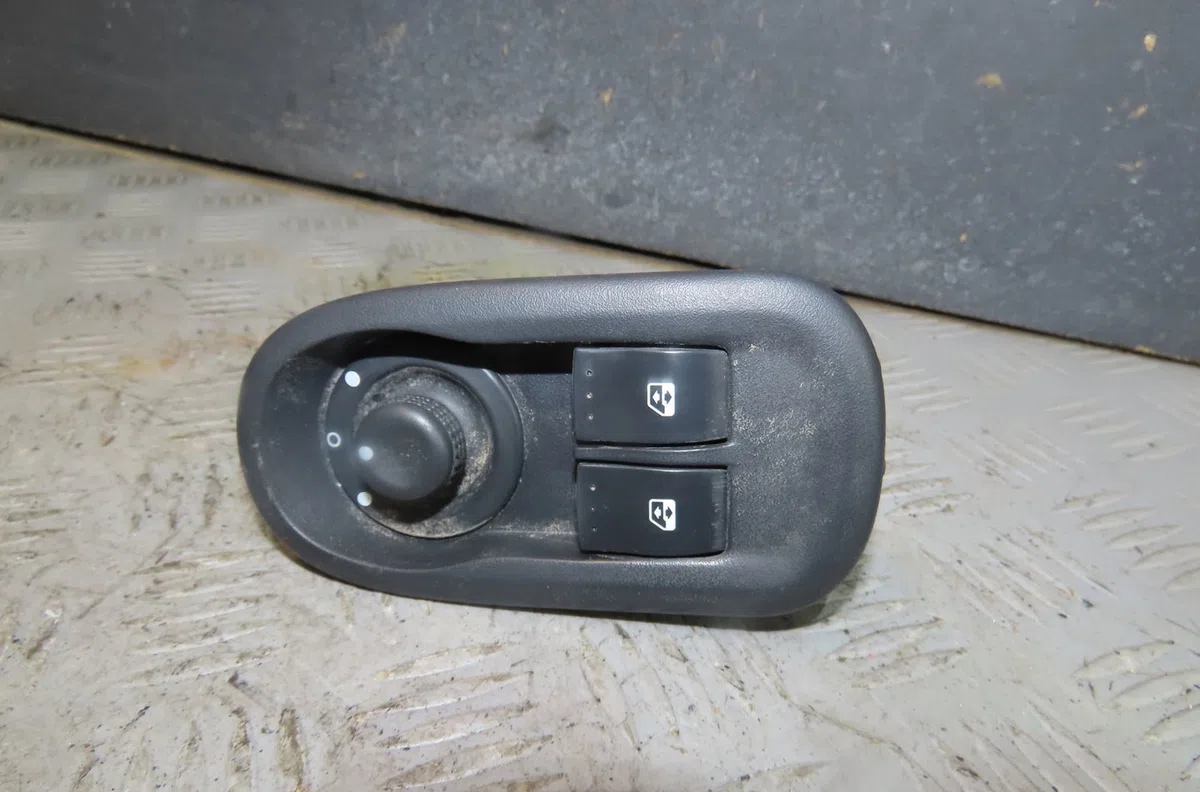 Commande lève-glace porte avant gauche Renault MASTER III Camionnette (FV) 2.3 dci 130 fwd (fv0m, fv0y) (2016) occasion