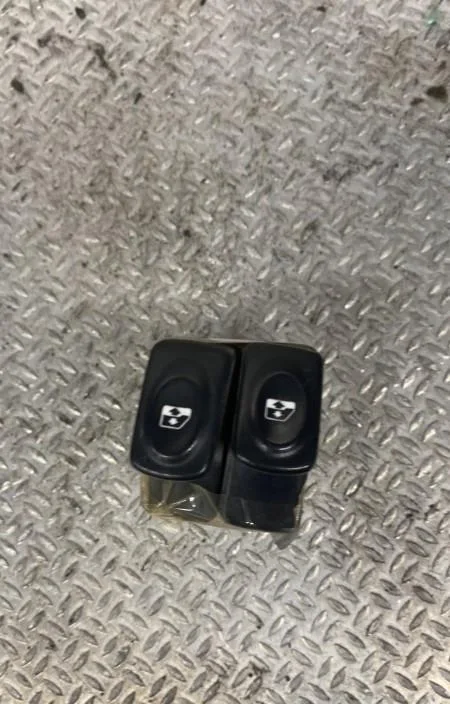Commande lève-glace porte avant gauche RENAULT MEGANE 1 MEGANE 1 PHASE 2 occasion