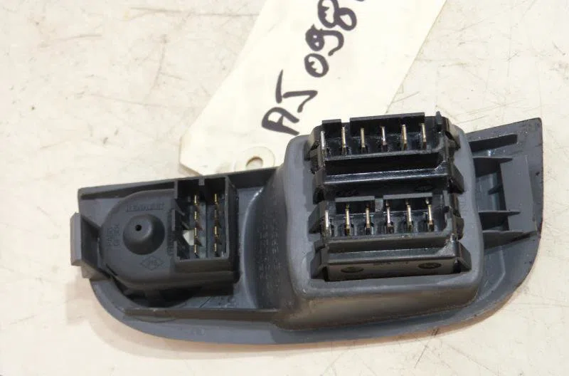 Commande lève-glace porte avant gauche RENAULT MEGANE 1 PHASE 2 occasion — photo 4
