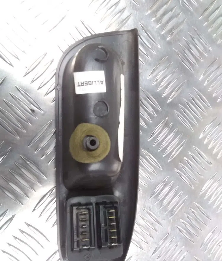 Commande lève-glace porte avant gauche RENAULT MEGANE 1999 occasion — photo 2