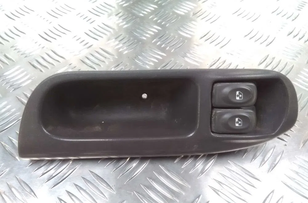 Commande lève-glace porte avant gauche RENAULT MEGANE 1999 occasion — photo 3