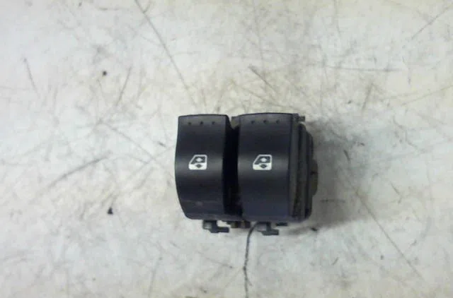 Commande lève-glace porte avant gauche RENAULT MEGANE 2004 occasion — photo 2