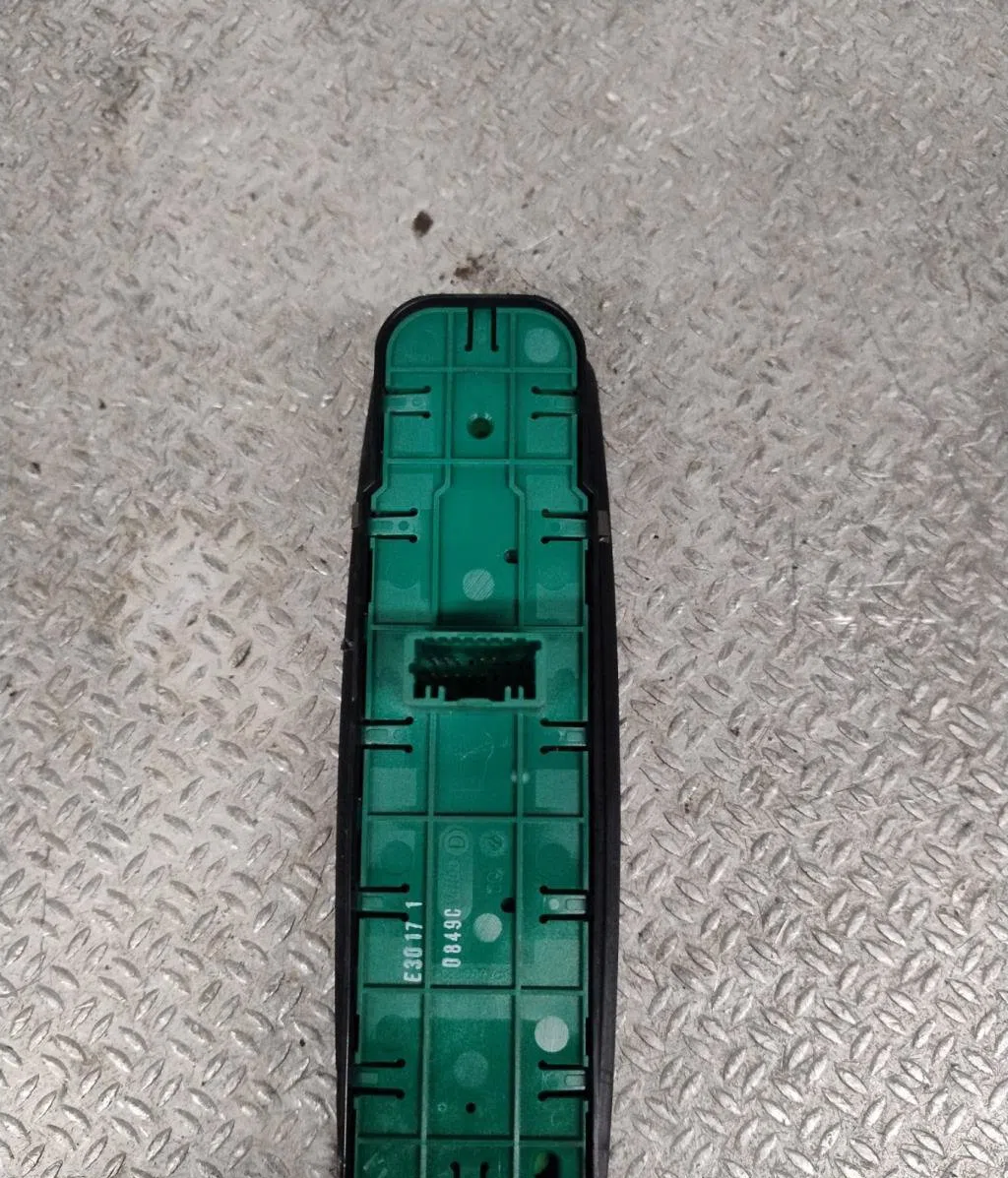 Commande lève-glace porte avant gauche RENAULT MEGANE 3 PHASE 1 COUPE occasion — photo 2
