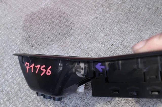Commande lève-glace porte avant gauche RENAULT MEGANE 3 PHASE 1 occasion — photo 2