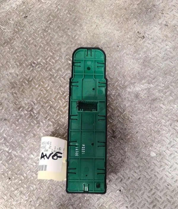 Commande lève-glace porte avant gauche RENAULT MEGANE 3 PHASE 2 occasion — photo 2