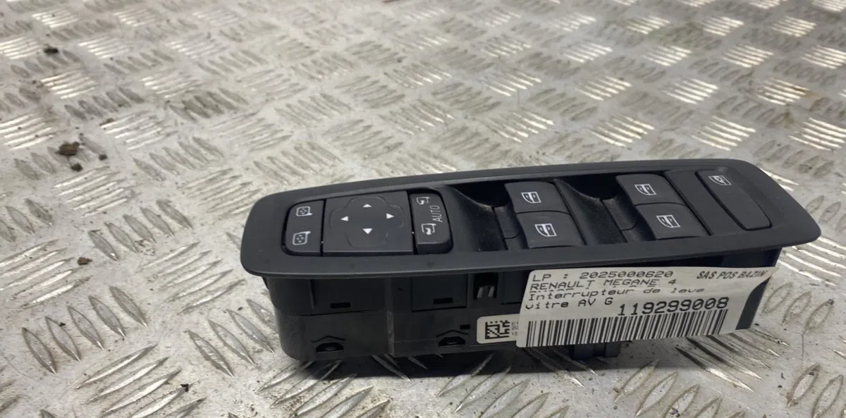 Commande lève-glace porte avant gauche RENAULT MEGANE 4 PHASE 1 occasion — photo 3