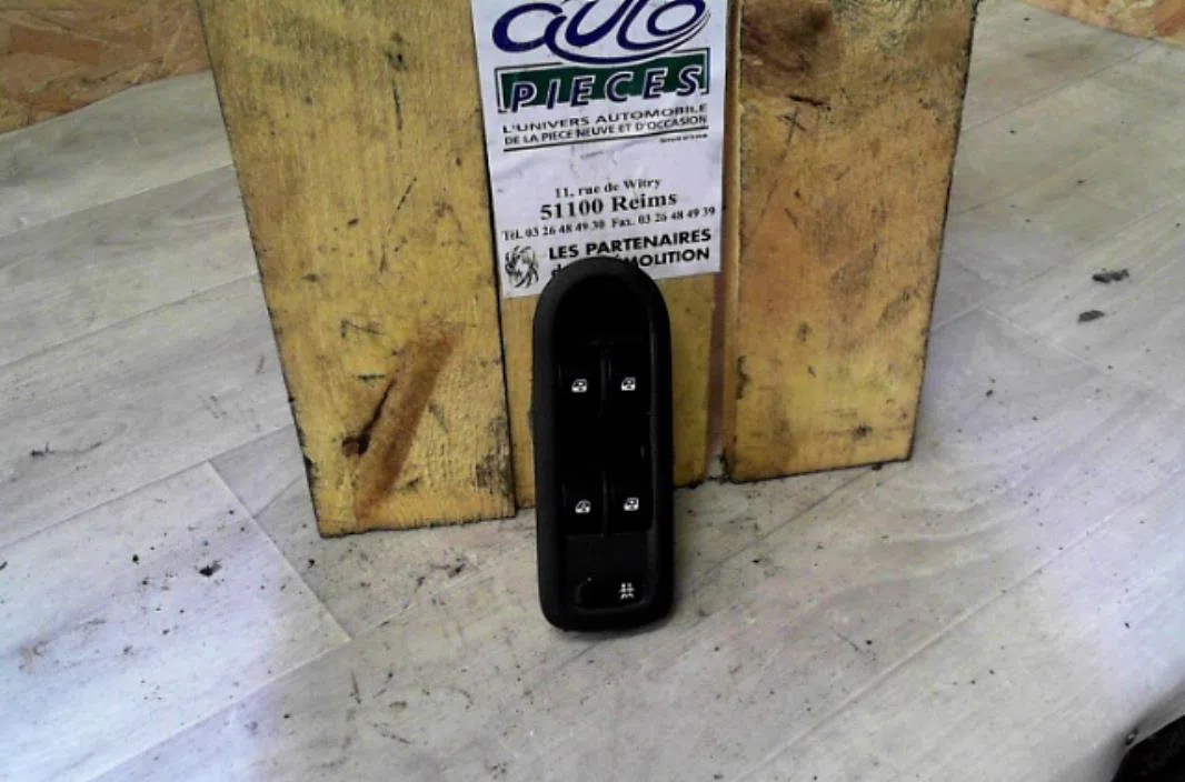 Commande lève-glace porte avant gauche Renault MEGANE II (BM0-1_, CM0-1_) 1.6 16v (bm0c, cm0c) (2002-2008) occasion