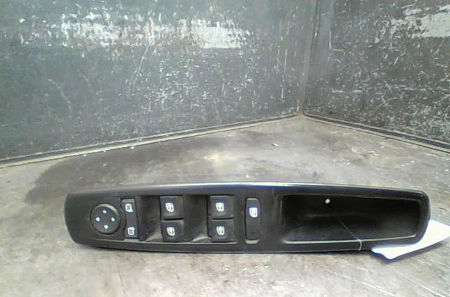 Commande lève-glace porte avant gauche Renault MEGANE III 3-5 portes (BZ0-1_, B3_) 1.5 dci (2009) 5 portes occasion — photo 3