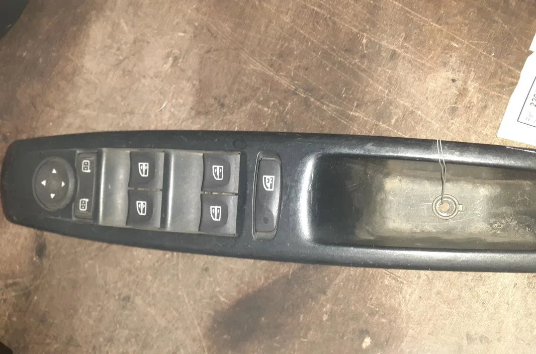 Commande lève-glace porte avant gauche Renault MEGANE III 3-5 portes (BZ0-1_, B3_) 1.5 dci (bz09, bz0d, bz1w, bz29, bz14) (2009) 5 portes occasion