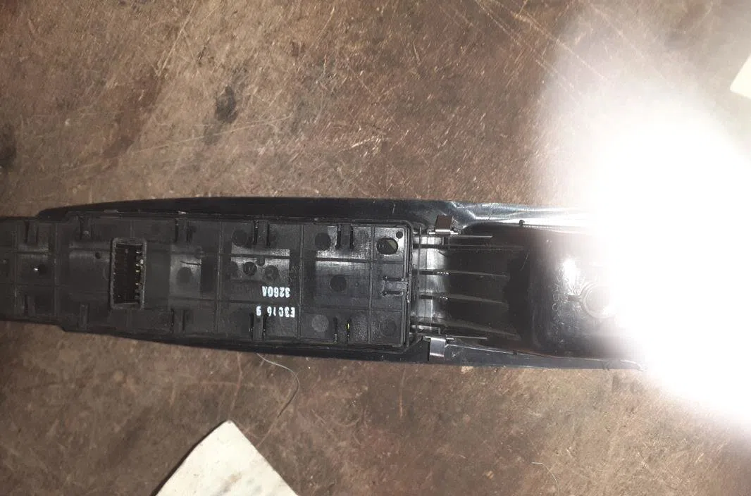 Commande lève-glace porte avant gauche Renault MEGANE III 3-5 portes (BZ0-1_, B3_) 1.5 dci (bz09, bz0d, bz1w, bz29, bz14) (2009) 5 portes occasion — photo 2
