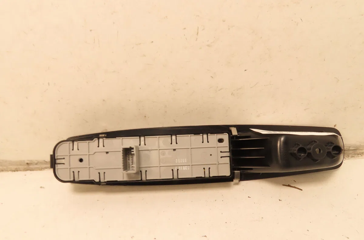 Commande lève-glace porte avant gauche Renault MEGANE III 3-5 portes (BZ0-1_, B3_) 1.5 dci (bz09, bz0d, bz1w, bz29, bz14