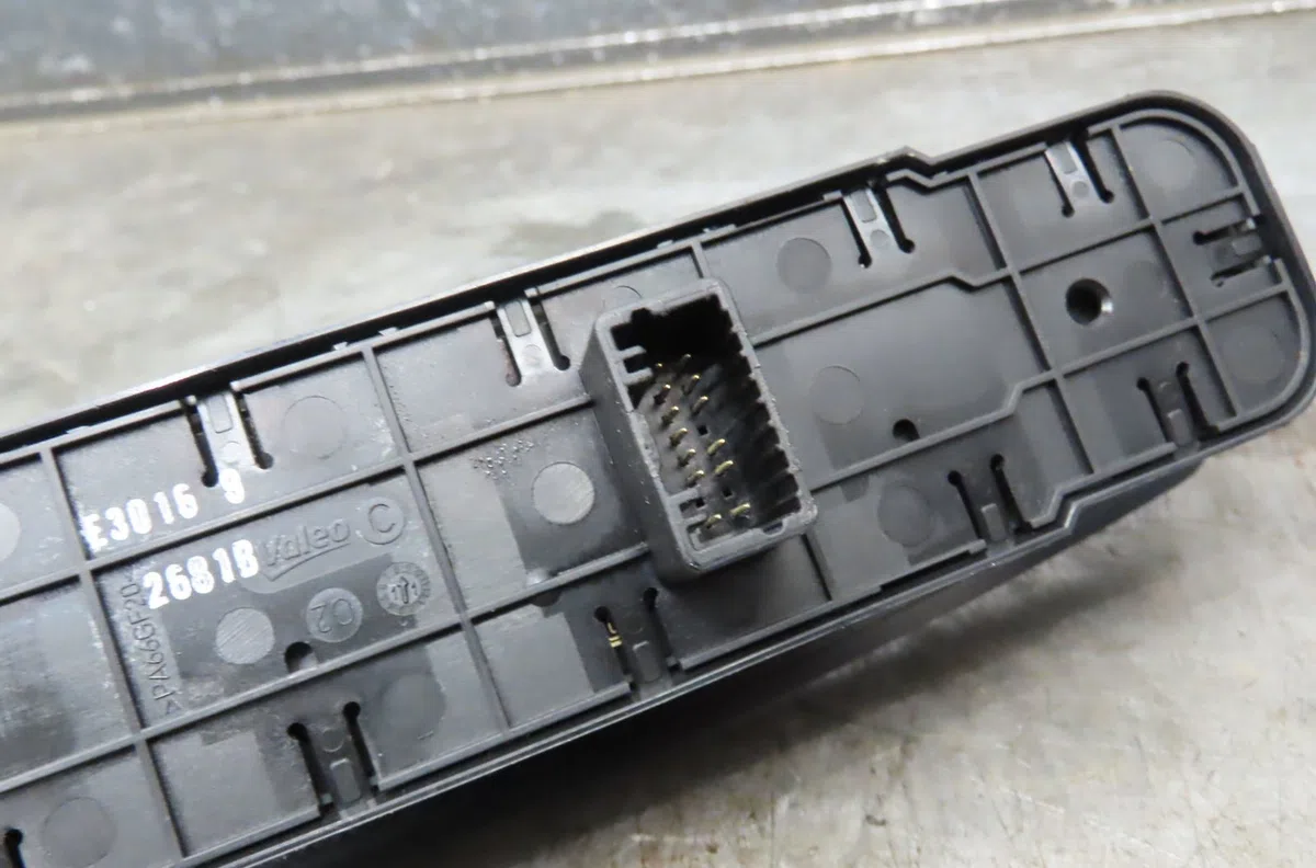 Commande lève-glace porte avant gauche Renault MEGANE III 3-5 portes (BZ0-1_, B3_) 1.5 dci (bz0c) (2008-2015) 5 portes occasion — photo 4