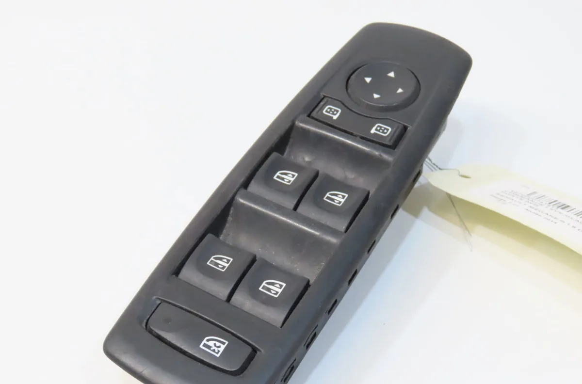 Commande lève-glace porte avant gauche Renault MEGANE III 3-5 portes (BZ0-1_, B3_) 1.6 dci (bz00, bz12, bz13) (2011-2015) 5 portes occasion
